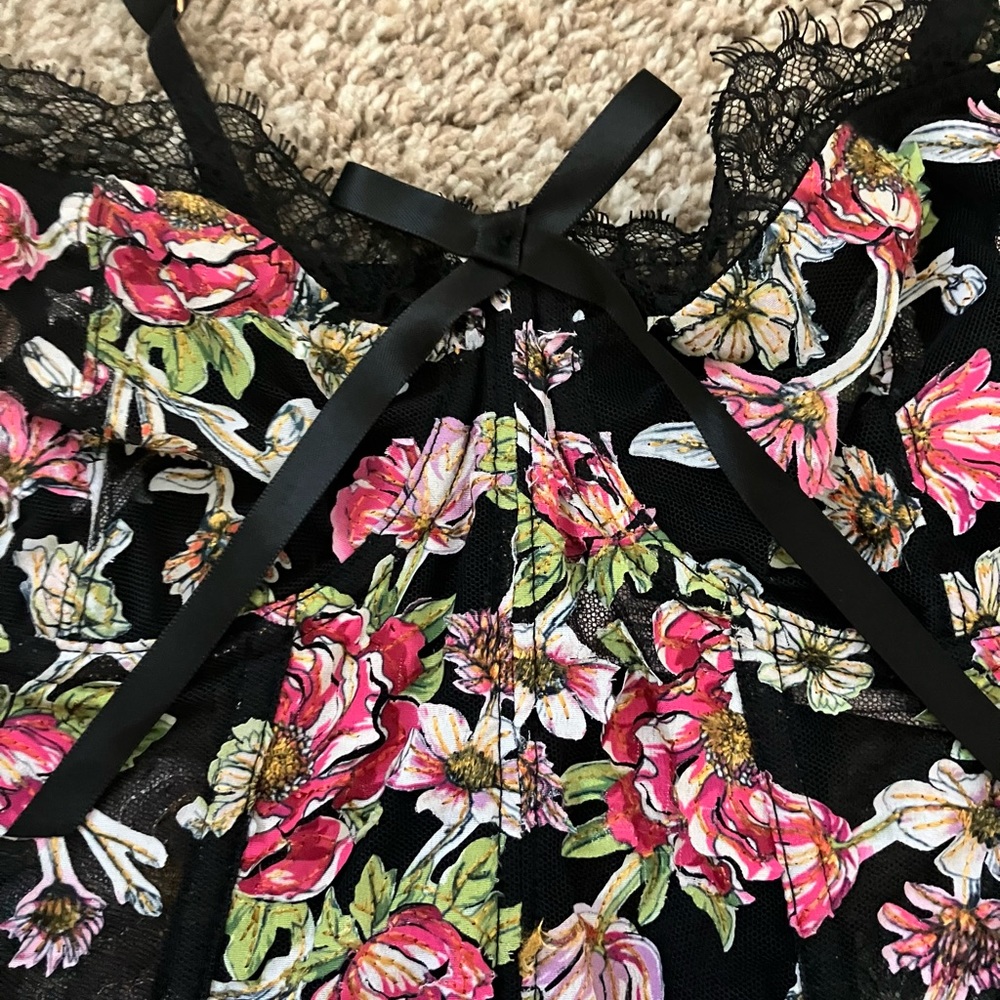 VS Dream Angels Flowered Corset and Panties - Picture 7 of 8